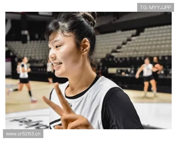 李月汝训练完直接拎爱马仕去吃宵夜